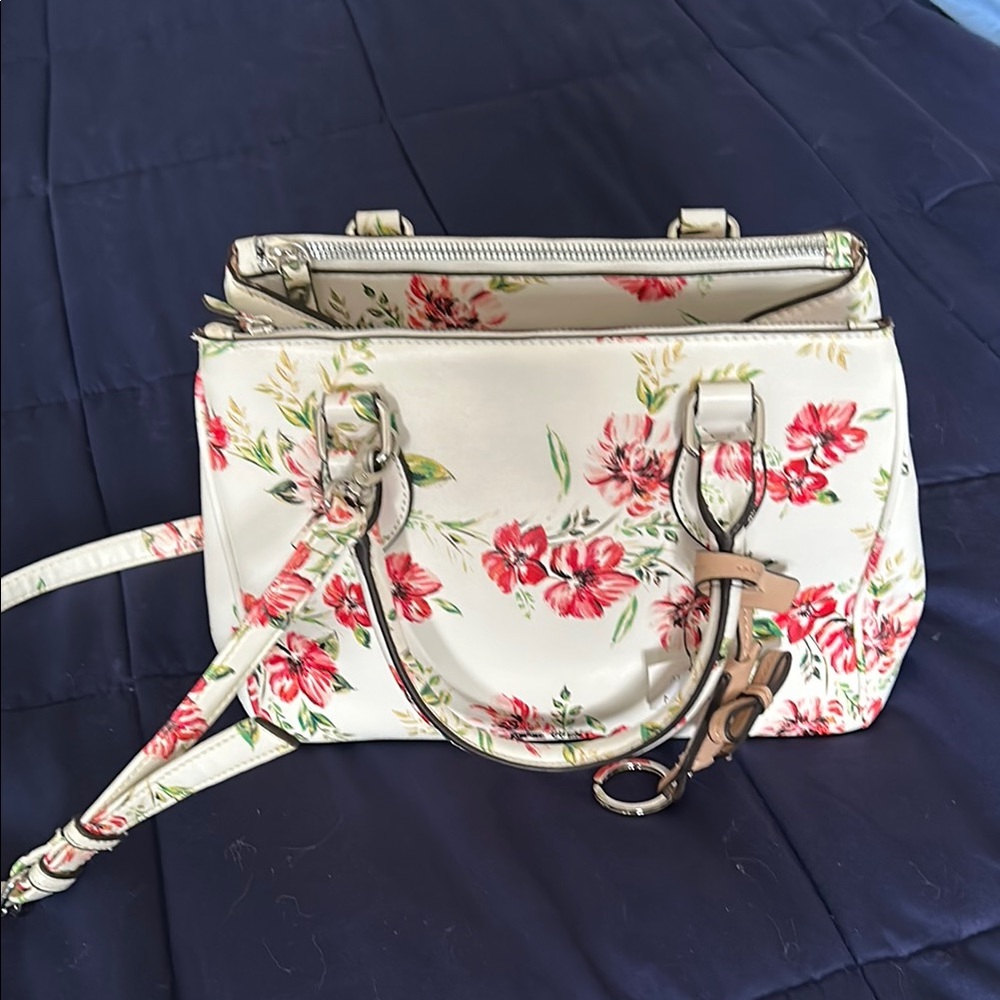 Floral Nine West Purse with detachable shoulder strap and key chain.